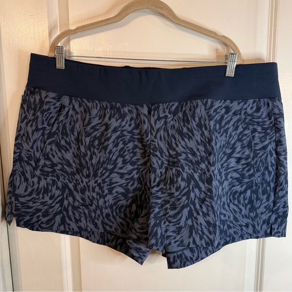 NWT Athleta Women’s Trekkie North NVLX Printed Shorts - Size 20 - Picture 1 of 9